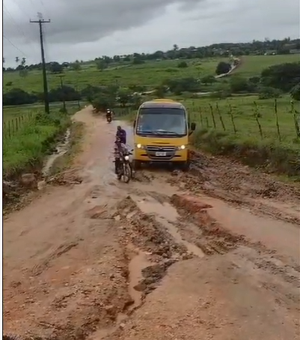[Vídeo] Ônibus escolar atola e Prefeitura faz reparo em estrada que dá acesso a povoados