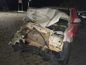 Colisão envolvendo treminhão e caminhonete deixa ferido em São Luís do Quitunde