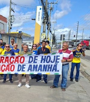 [Vídeo] Trabalhadores dos Correios realizam protesto e ameaçam greve em AL