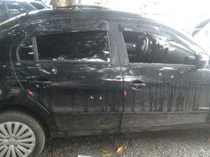 Criminosos roubam veículos, trocam tiros com a polícia e conseguem fugir