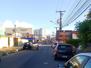 Obra emergencial da BRK interdita Rua Soldado Eduardo dos Santos, na Jatiúca