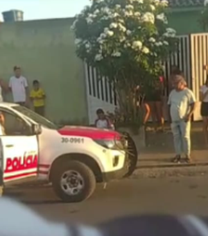 [Vídeo] Homem é alvejado a tiros na frente de casa no bairro Brasília, mas sobrevive e vai para hospital