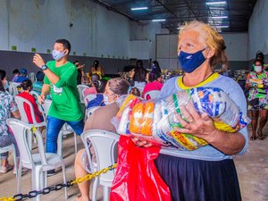 Famílias em situação de extrema vulnerabilidade social recebem cestas básicas de Arapiraca