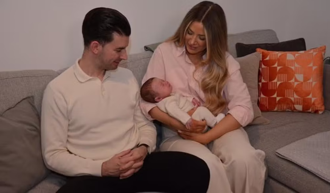 Mulher que nasceu sem útero se torna mãe após transplante experimental