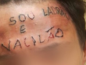 Tatuado com 'ladrão e vacilão' na testa é preso por furtar desodorantes em SP