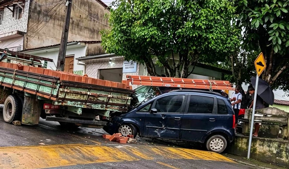 Caminhão perde força na subida de ladeira e atinge veículo em Joaquim Gomes