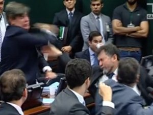 [Vídeo] Deputados trocam tapas na Comissão de Ética