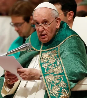 Papa emite raro pedido de desculpas por uso de palavra homofóbica em italiano