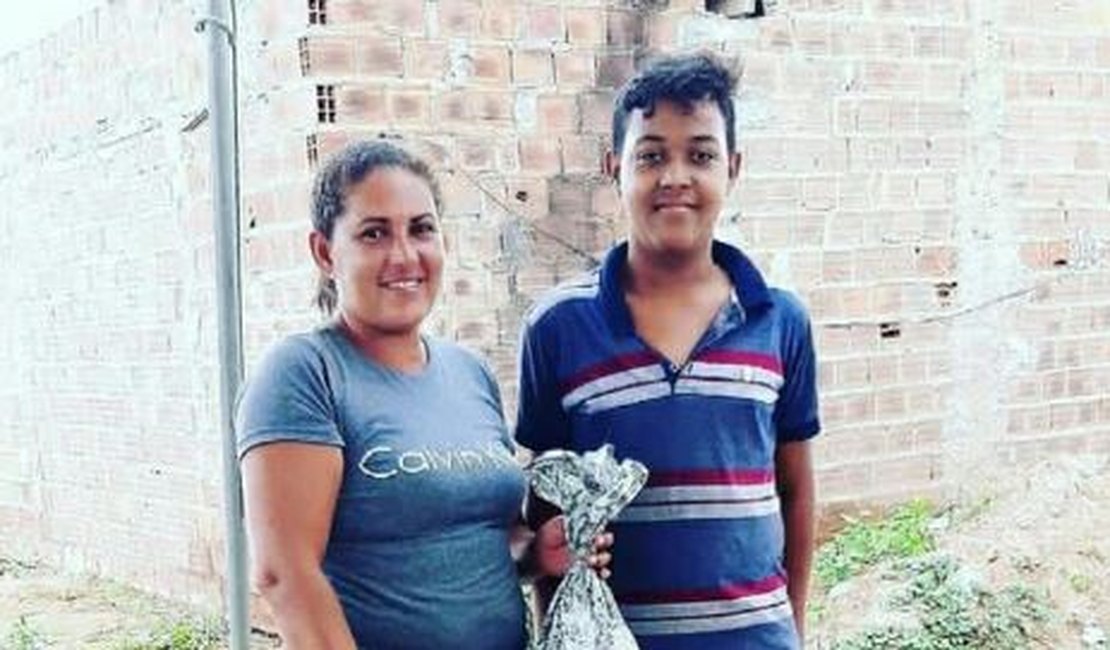 Adolescente arrecada alimentos para ação social em comunidade carente de Arapiraca
