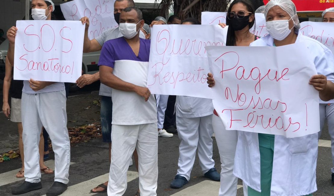 Funcionários protestam em frente ao Hospital Sanatório por pagamentos atrasados