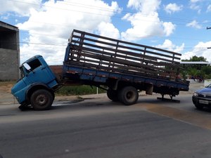 Caminhão parte ao meio ao passar em quebra molas em União dos Palmares