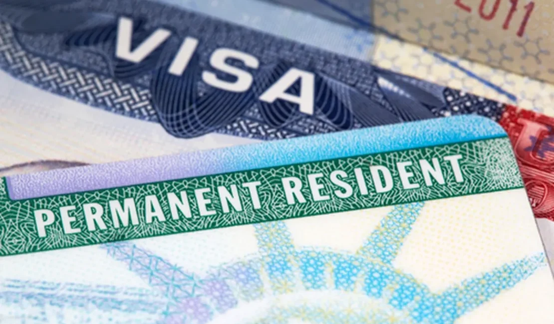 Trump congela concessão de vistos para cidadãos do Brasil e de mais 74 países, diz TV