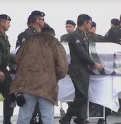 Com honra militar, caixões de vítimas do acidente da Chape são desembarcados