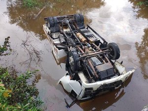 Colisão frontal entre dois caminhões provoca queda de um deles em rio, em Murici
