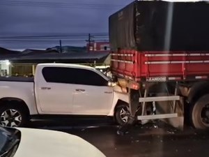 Colisão entre Hilux e carreta é registrada na rodovia AL-220, em Arapiraca
