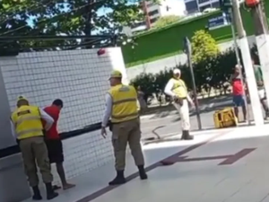 Ciclista é detido após discussão com agentes do Ronda no Bairro, na Ponta Verde