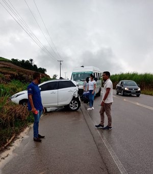 Van e HB20 colidem na AL 105 em Porto Calvo