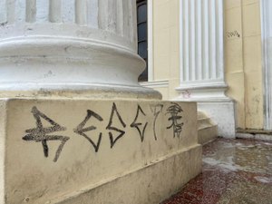 Jovens picham escadaria histórica da Associação Comercial e são flagrados por câmeras