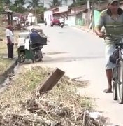 [Vídeo] População apela por coleta de entulhos retirados de canteiros pela prefeitura de Arapiraca