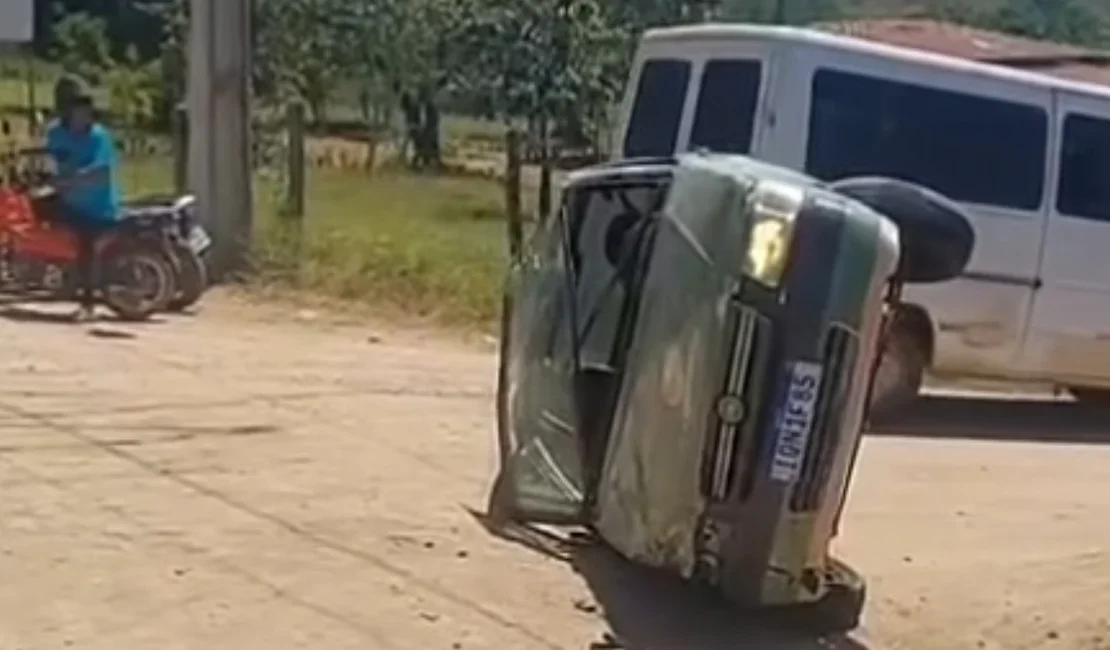 Acidente entre carro e van fere ocupantes na AL-130, no Sertão alagoano