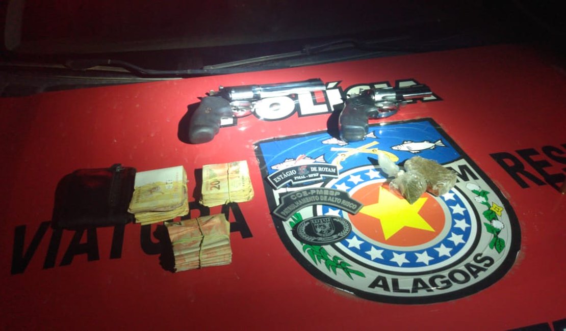  Polícia interrompe festa em chácara e prende dois com armas e maconha, em Arapiraca