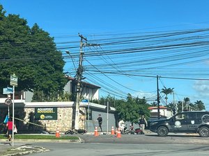 Batida entre moto e viatura deixa pai morto e filha ferida na Av. Ceci Cunha