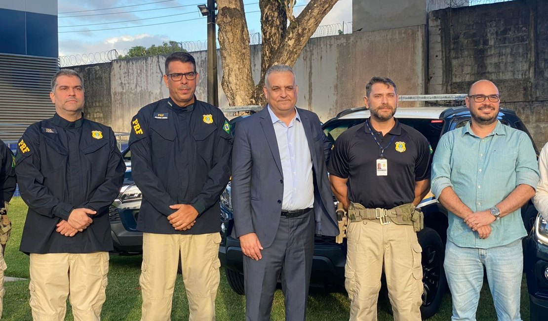 Deputado Alfredo Gaspar entrega duas novas viaturas para a PRF em Alagoas