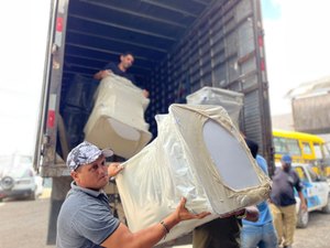 Prefeitura de Atalaia recebe novos mobiliários para renovar as salas de aula