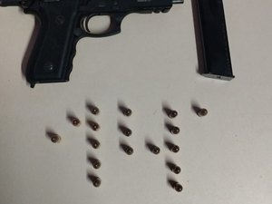 Homem é flagrado com pistola escondida dentro do carro em Flexeiras