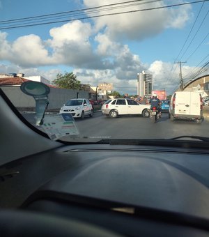 Acidente entre carro e moto deixa uma pessoa ferida e trânsito lento na Avenida Rotary