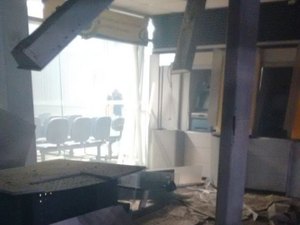 Trinta homens explodem caixas eletrônicos e na fuga metralham  viaturas da polícia
