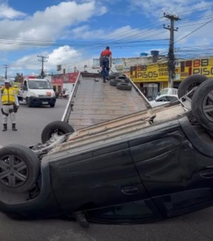 Carro capota em avenida no Benedito Bentes e deixa trânsito complicado