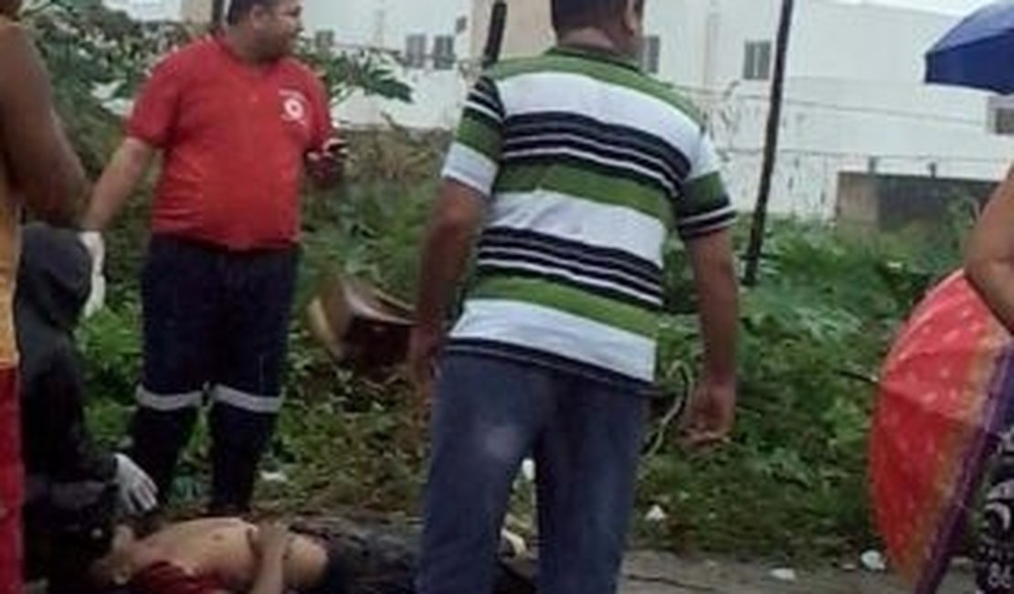 Criminoso acerta tiro na cabeça do próprio comparsa durante assalto