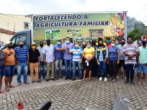 Prefeito de Campestre entrega caminhão para agricultores