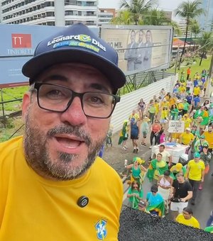 Leonardo Dias e manifestantes se mobilizam a favor da anistia em Maceió