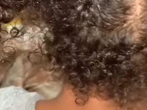 Menina de 8 anos tem cabelo cacheado cortado dentro de ônibus escolar