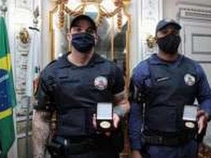 Guardas humilhados por desembargador recebem medalhas