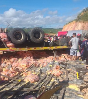 [Vídeo] Acidente com caminhão que saiu de Arapiraca deixa um ferido e dois mortos em Amaraji (PE)