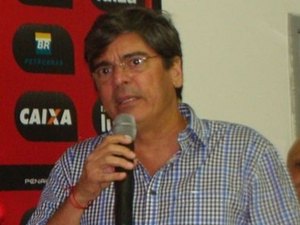 Carlos Falcão renuncia a presidência do Vitória