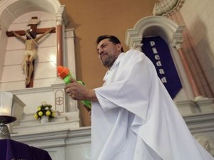 Padres usam armas de brinquedo para batizar crianças durante a pandemia