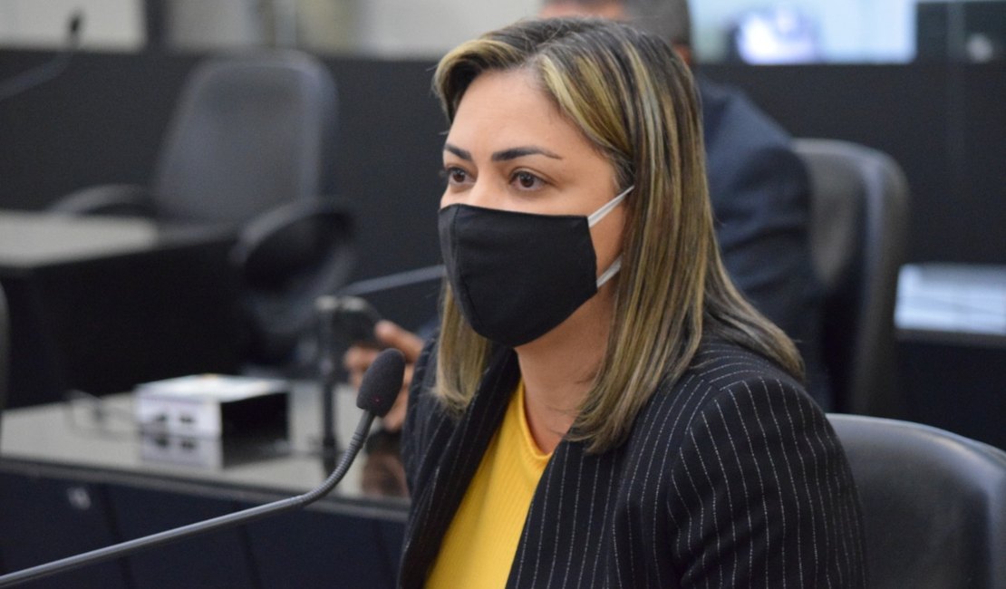 Flávia Cavalcante pede a abertura do Hospital Regional do Norte