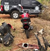 Duas motos são recuperadas em terreno supostamente utilizado para desmanche
