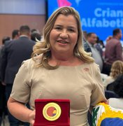 Prefeita Eronita Sposito recebe Selo Ouro do Compromisso Nacional Criança Alfabetizada, em Brasília