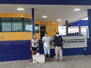 PRF auxilia voluntários em ação comunitária a caminhoneiros na BR-104