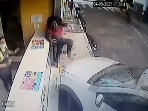 Jovem ‘escala’ balcão com celular e milk-shake nas mãos para escapar de atropelamento