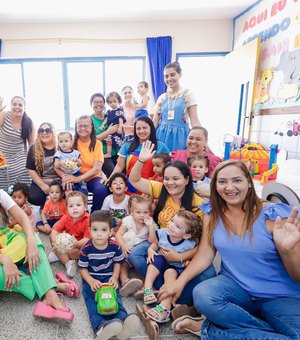 Secretária de Educação Júlia da Silva dá boas-vindas aos alunos no novo ano letivo de 2024