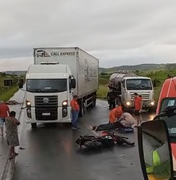 [Vídeo] Grave colisão de motocicleta com cavalo deixa homem ferido entre Branquinha e Murici