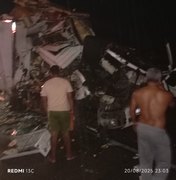 Caminhão colide na traseira de carreta na BR-101 e carga é saqueada em Novo Lino