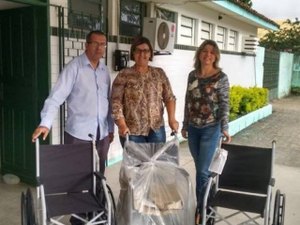 Secretaria Municipal de Saúde entrega cadeiras de rodas e de banho à Hospital de Atalaia