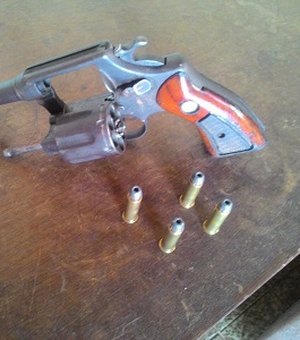 Arma de fogo é encontrada em van de transporte alternativo, em Coruripe